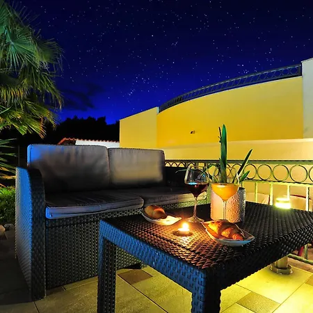 Vanilla With Heated Pool Apartmán *