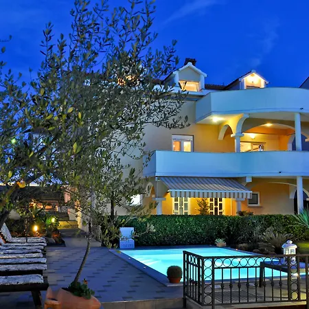 Vanilla With Heated Pool